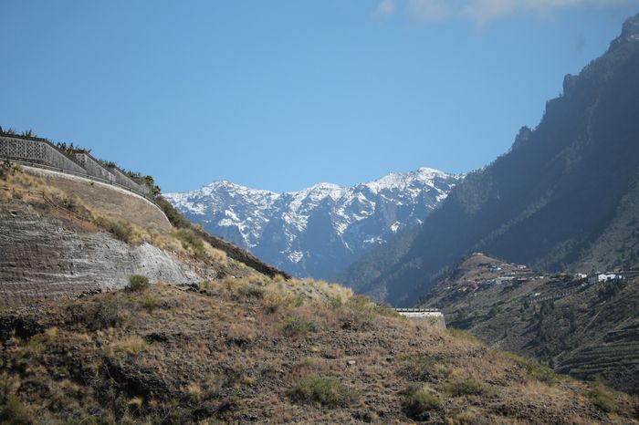 Blick auf den verschneiten Roque de Los Muchachos