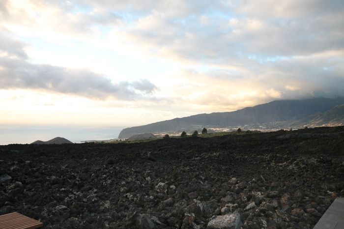 Das  im Bau befindliche Lava-Besucherzentrum
oberhalb von Todoque